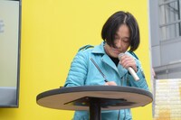 回答を考える永野。