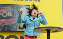 イベント内の大喜利コーナーで“IPPON”を獲得して喜ぶ永野。