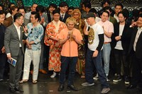 結果発表を読み上げる中山功太。