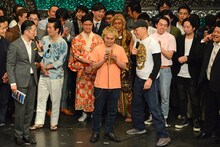 結果発表を読み上げる中山功太。