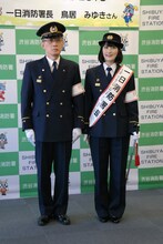 左から安藤智署長、鳥居みゆき。