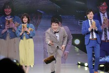 “お肉のようなタオル”を客席に投げ込む和牛・水田（中央）。