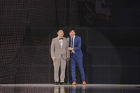 ネタを披露する和牛。