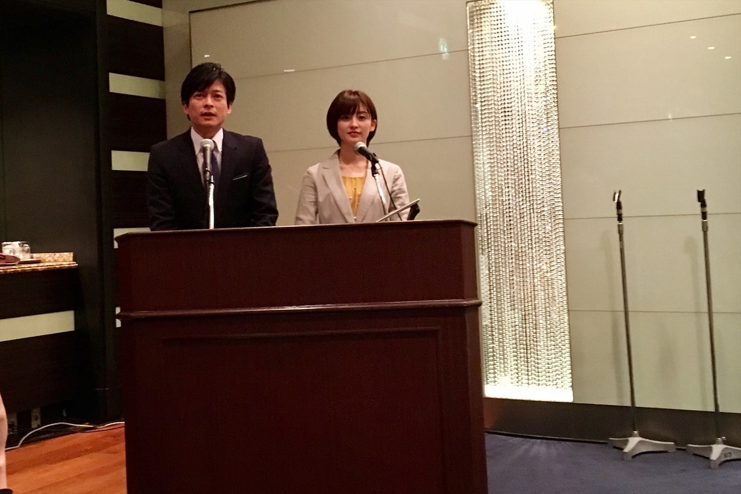 2018年4月のフジテレビ番組改編記者発表で進行を務める（左から）倉田大誠アナ、宮司愛海アナ。