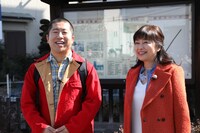 新番組「なりゆき街道旅」に出演するハライチ澤部（左）と、かたせ梨乃。(c)フジテレビ