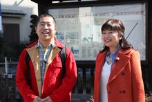 新番組「なりゆき街道旅」に出演するハライチ澤部（左）と、かたせ梨乃。(c)フジテレビ