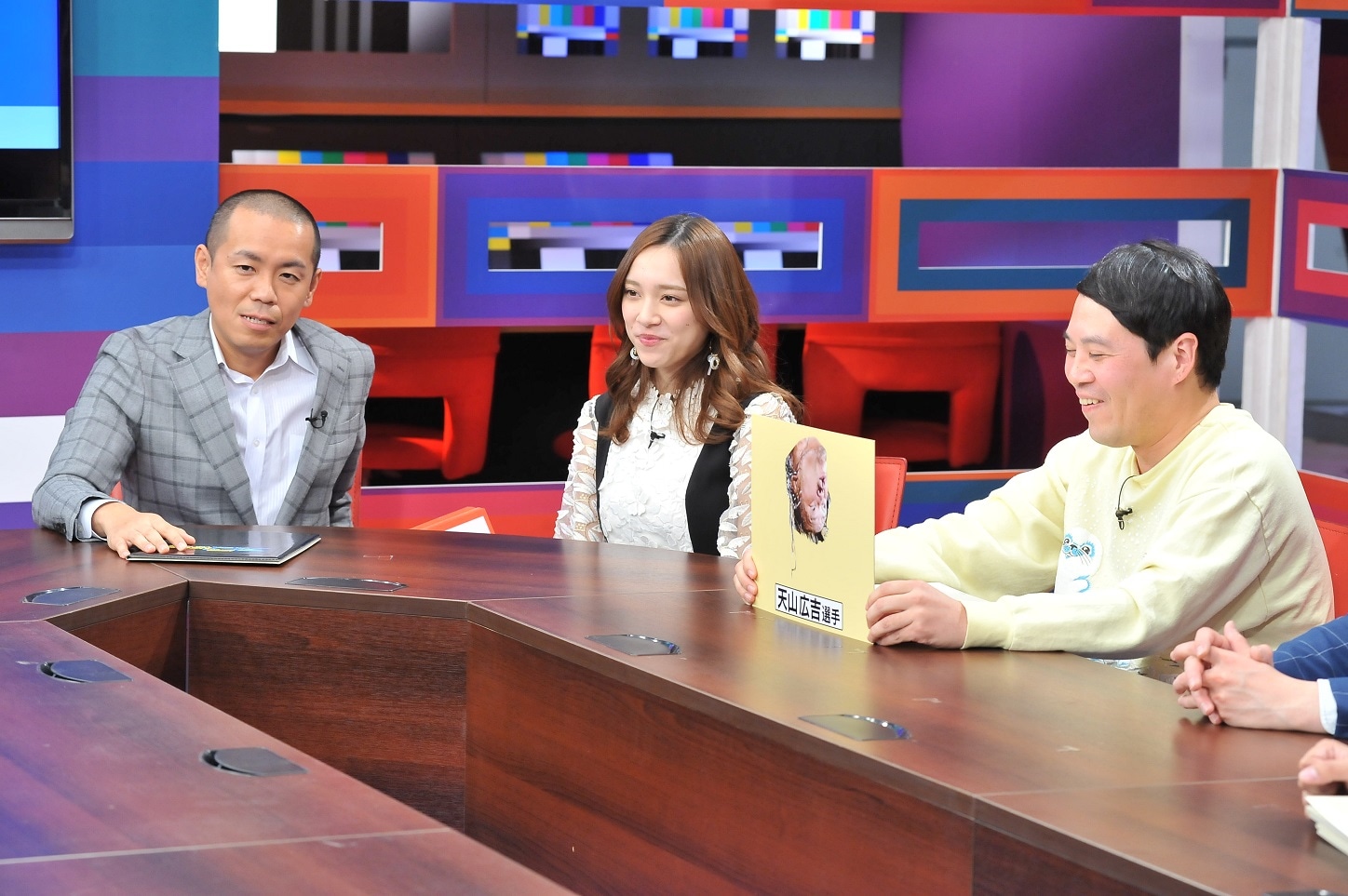 タカアンドトシと都丸紗也華（中央）。(c)中京テレビ