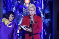 アフレコに臨むメイプル超合金カズレーザー（右）。