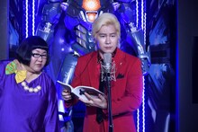 アフレコに臨むメイプル超合金カズレーザー（右）。