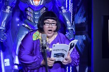 アフレコに臨むメイプル超合金・安藤。