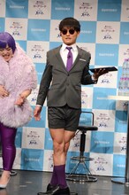 世界的付き人の立ち方を披露するグリーナ・ヨー（ジャルジャル福徳）。