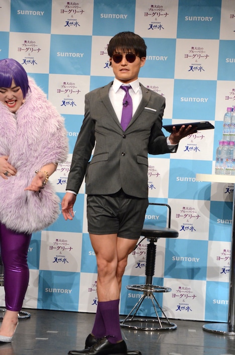 世界的付き人の立ち方を披露するグリーナ・ヨー（ジャルジャル福徳）。