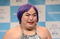 「まゆ毛を11にしようとする人」を披露するゆりやんレトリィバァ。