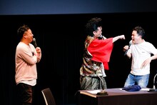 ダイアン津田（右）を脅してみせる武将様（中央）。（撮影：日吉"JP"純平）