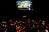 開演前のスクリーンなど、随所にギャロップ林が。（撮影：日吉"JP"純平）