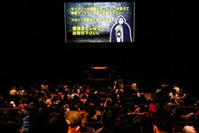 開演前のスクリーンなど、随所にギャロップ林が。（撮影：日吉"JP"純平）