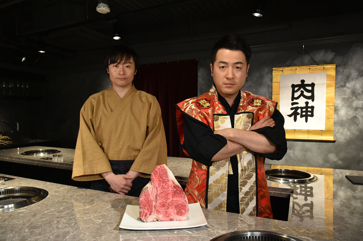左から「肉神」店員役の和牛・川西、店主肉神役の水田。