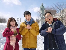 「HTB開局50年 イチオシ！スペシャル へぇ！ほぉ～！150年 あなたが選ぶ重大ニュース」に出演するオクラホマと国井美佐HTBアナウンサー（左）。(c)HTB