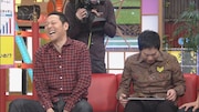 ネットクレーンゲームを楽しむ今田耕司(右)と、東野幸治(左)。(c)CBC
