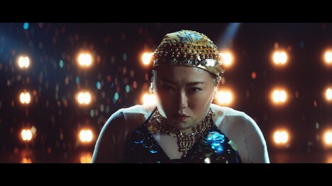 CM「歌詞再現カラオケバトル 激・モン楽祭」篇のワンシーン。