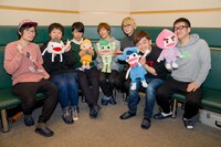 左から新海岳人、うしろシティ、小野賢章、江口拓也、なすなかにし。