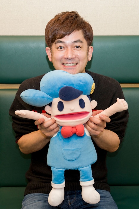 主人公・松田名作役のなすなかにし那須。