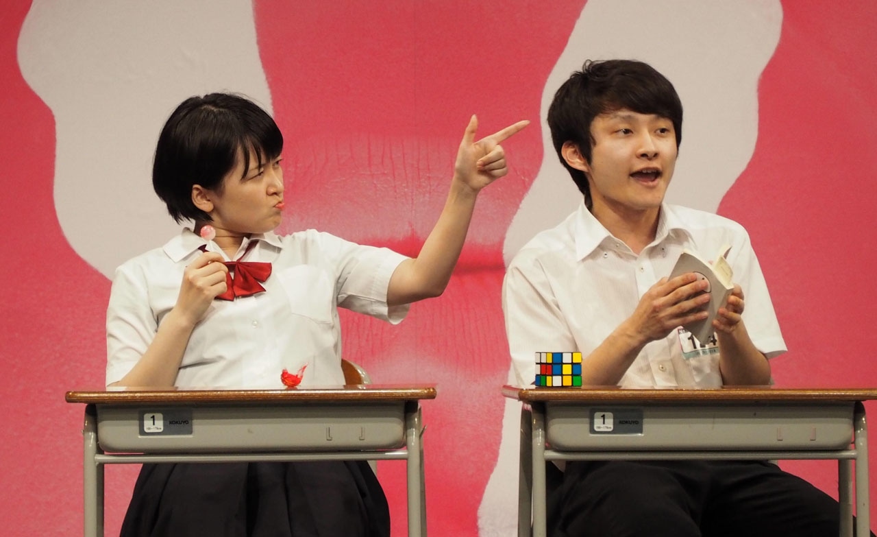 コントを披露するオデッセイのメンバー。