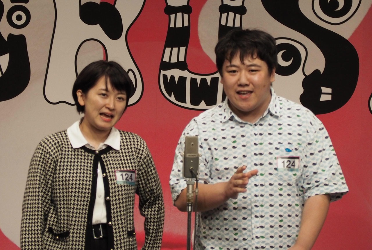 漫才を披露するオデッセイのメンバー。