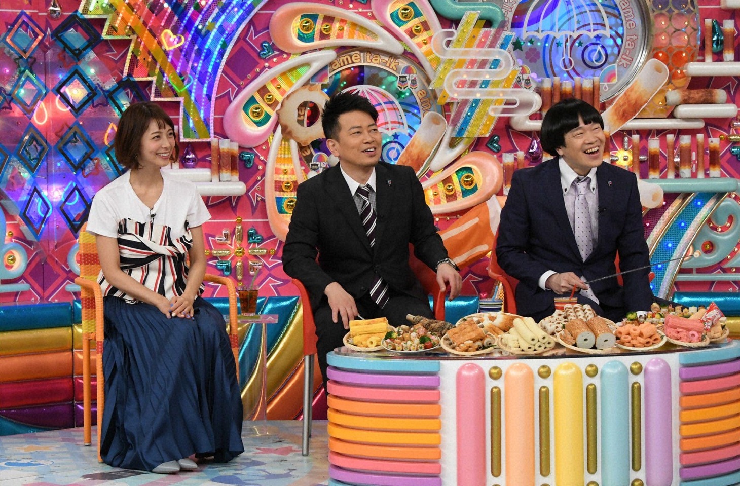 雨上がり決死隊と相武紗季（左）。(c)テレビ朝日