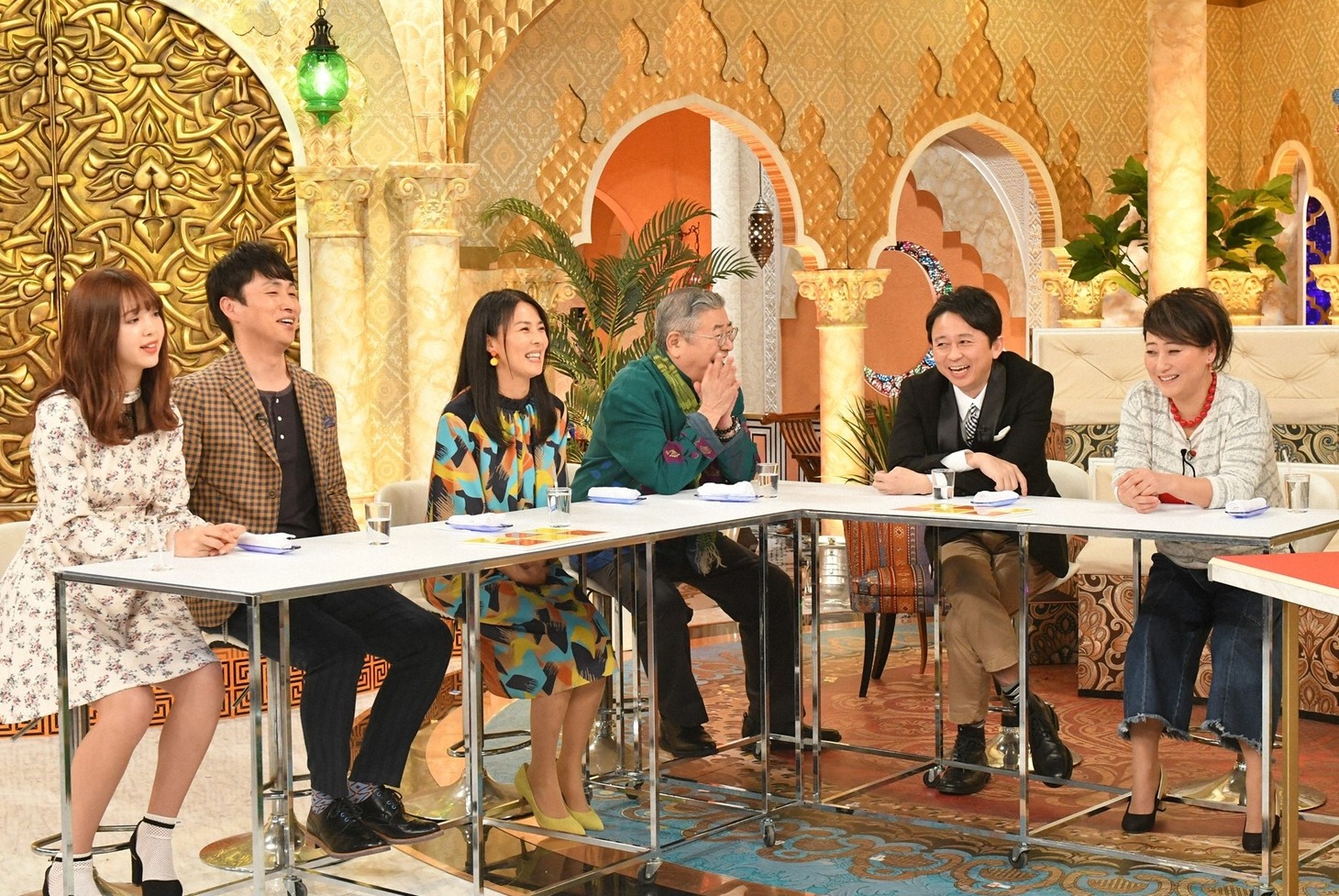 スタジオ出演者たち。(c)TBS