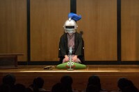 「ナイト亭ぴえーる之丞」に扮して、スライムを模した座布団に座る、笑福亭鉄瓶。