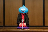 「スライム家ぷる蔵」に扮する三遊亭とむ。