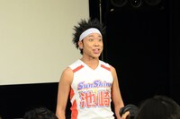 カメラマンにアピールするサンシャイン池崎。