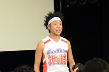 カメラマンにアピールするサンシャイン池崎。