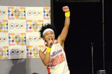 記者や制作陣に「イエーイ！」のレスポンスを求めるサンシャイン池崎。