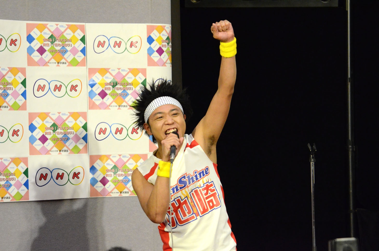 記者や制作陣に「イエーイ！」のレスポンスを求めるサンシャイン池崎。