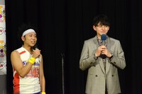 会見のMCを務めるサンシャイン池崎（左）。