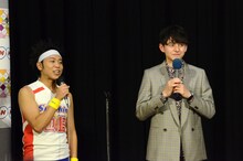 会見のMCを務めるサンシャイン池崎（左）。