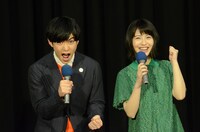 サンシャイン池崎に促されて「イエーイ！」を披露する千葉雄大（左）と浜辺美波（右）。