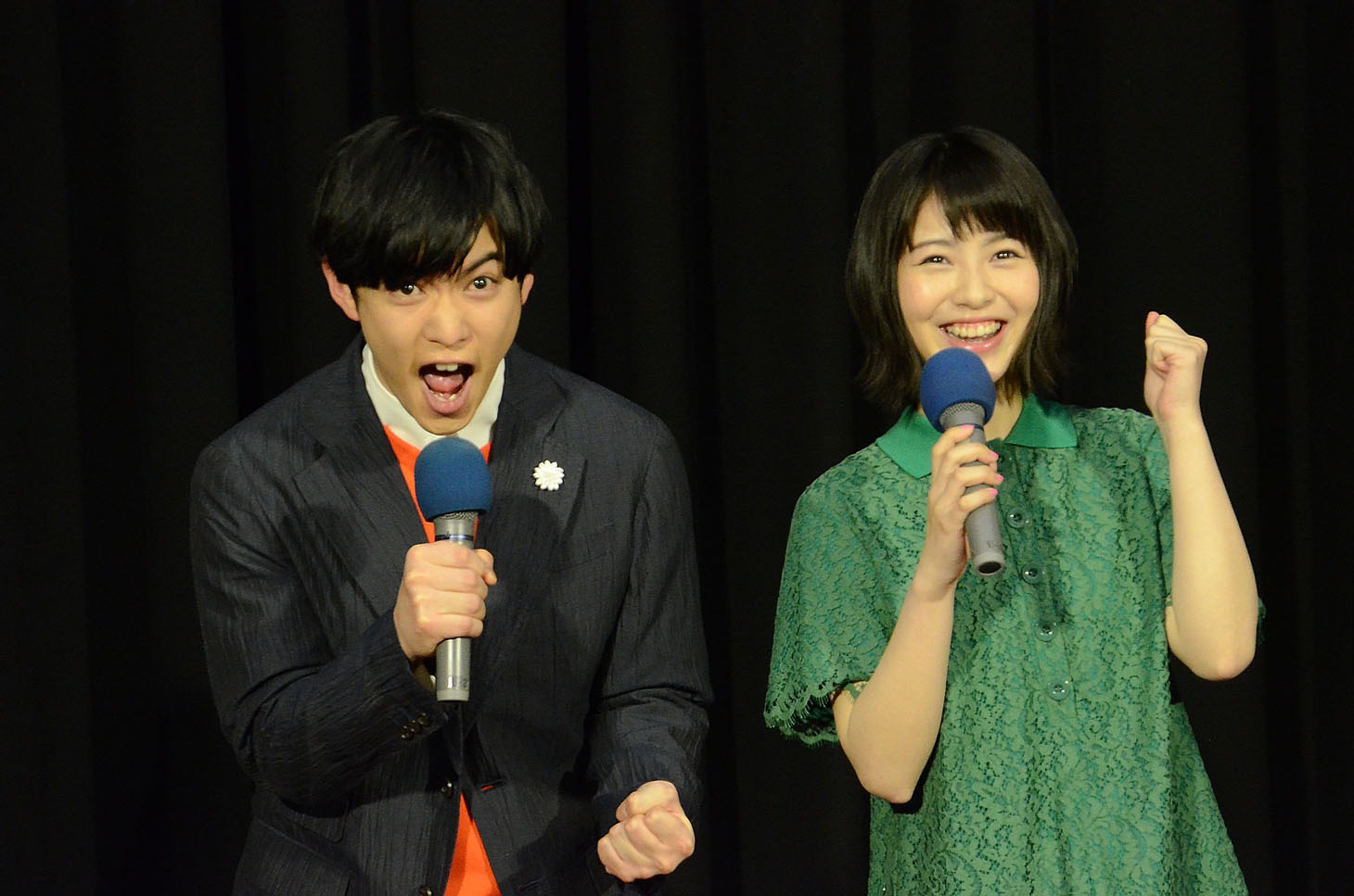 サンシャイン池崎に促されて「イエーイ！」を披露する千葉雄大（左）と浜辺美波（右）。