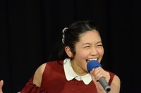サンシャイン池崎に促されて「イエーイ！」を披露する浅野杏奈。