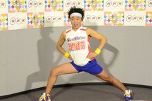 フォトセッション時、さまざまなポーズを披露するサンシャイン池崎。