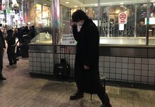 ネタを披露する斎藤工。