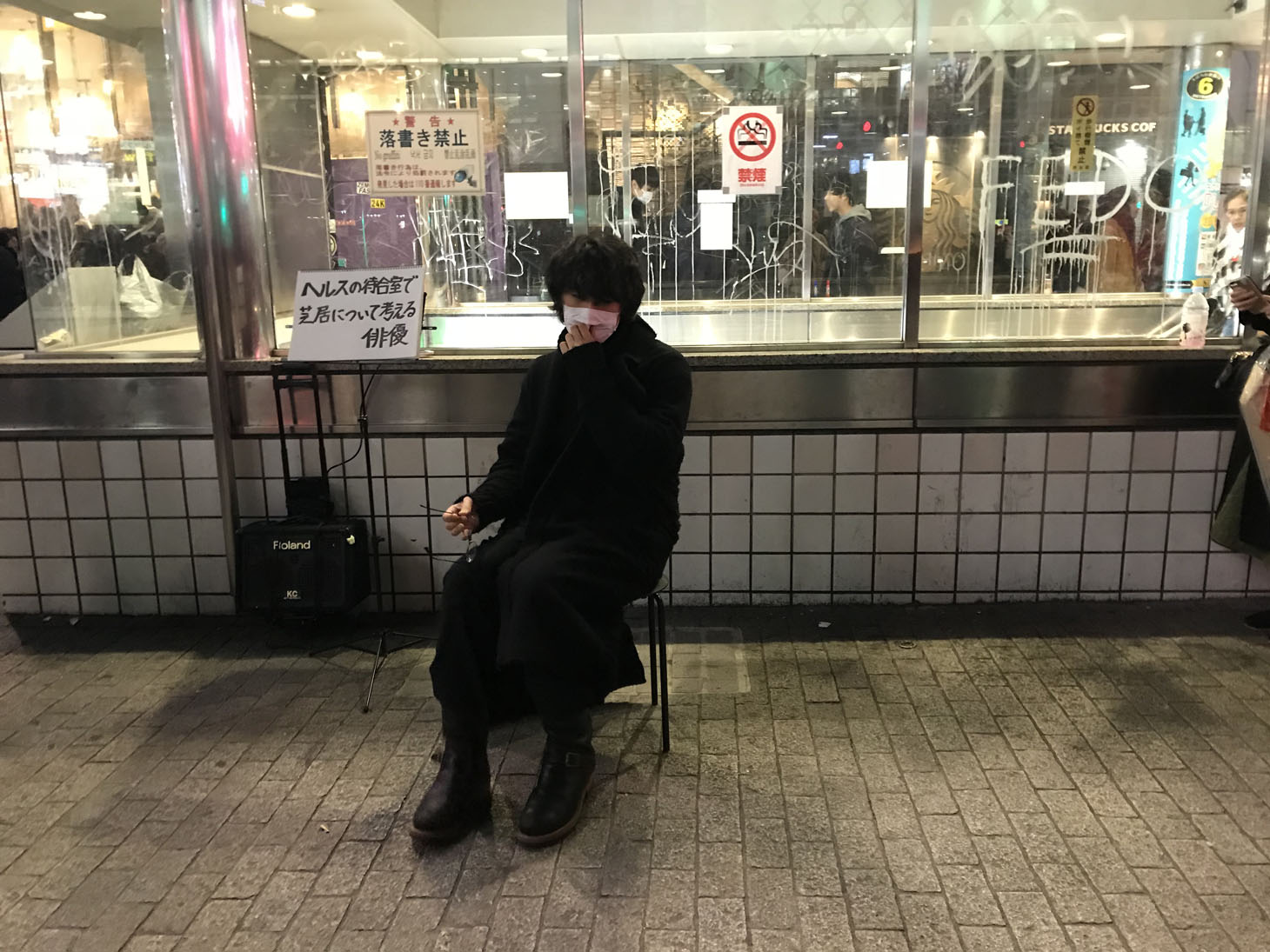 ネタを披露する斎藤工。