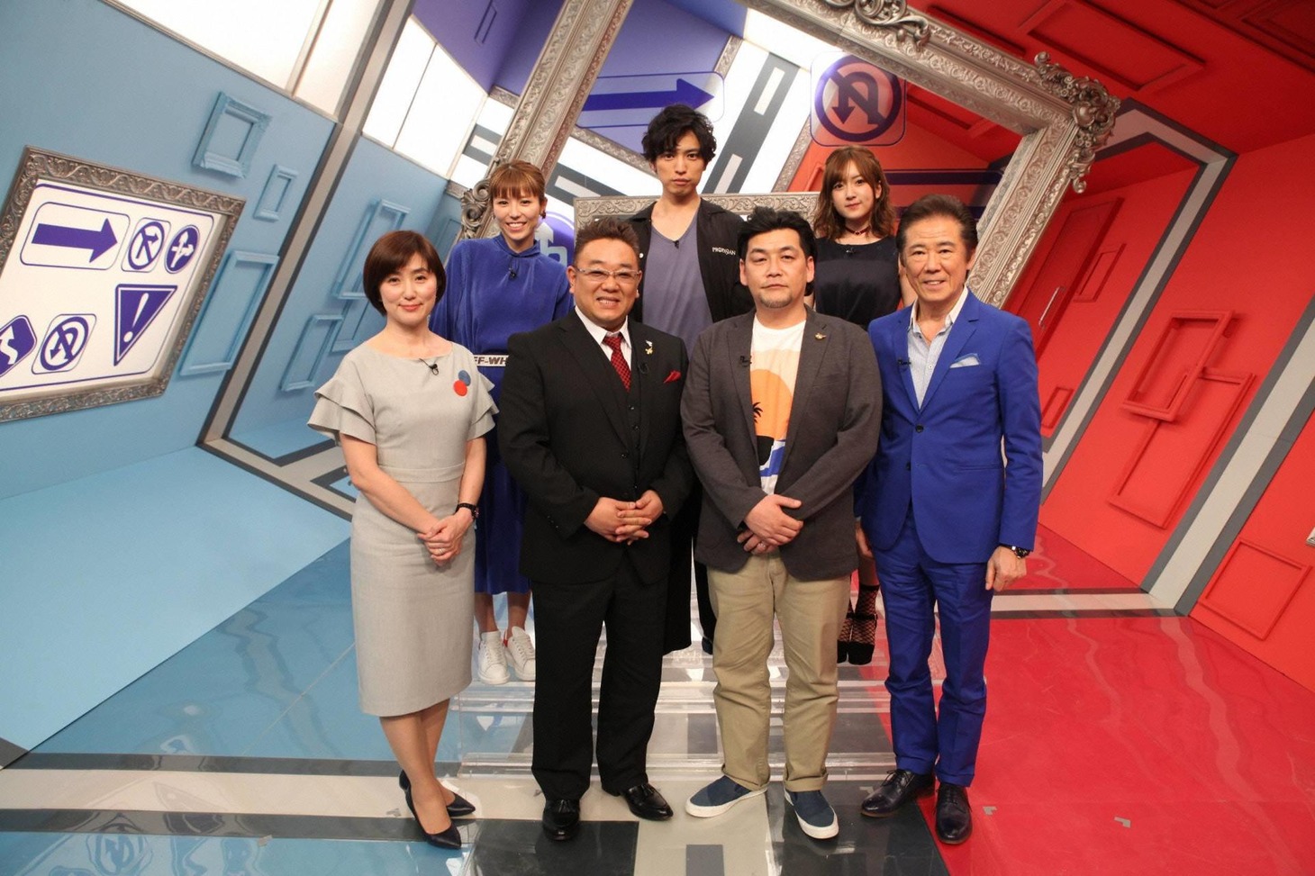 「金曜プレミアム『密着！なぜソッチの人生選んだの？』」MCのサンドウィッチマン（前列中央）ら。(c)フジテレビ