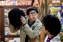 「日曜劇場『99.9-刑事専門弁護士- SEASONII』」にゲスト出演する、ひょっこりはん（左）。右は片桐仁。