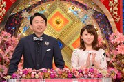 左から有吉弘行、尾崎里紗アナウンサー。(c)日本テレビ