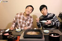 左から月亭八光、東貴博。