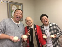 左からTKO木下、株式会社蓬莱の田中一昭常務、TKO木本。