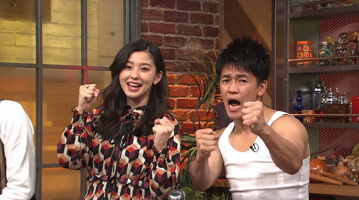 左から朝比奈彩、武井壮。(c)読売テレビ